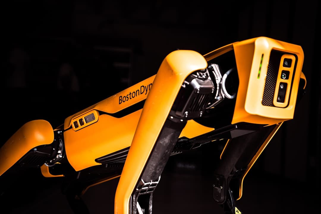 A Boston Dynamics robotjai a foci-világbajnokságon: Atlas focizik, Spot őrködik