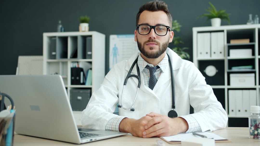 Az OpenAI új ChatGPT-je 59 ponttal veri az orvosokat a HealthBench Professional teszten