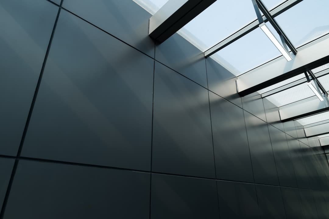 Egy Serve Robotics szállítórobot betörte a chicagói buszmegálló üvegfalát